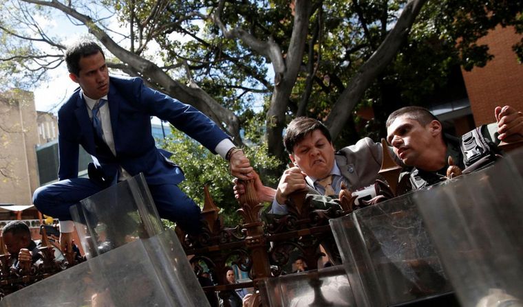 Impidieron que Juan Guaidó ingrese a la Asamblea Nacional (Foto: Reuters)