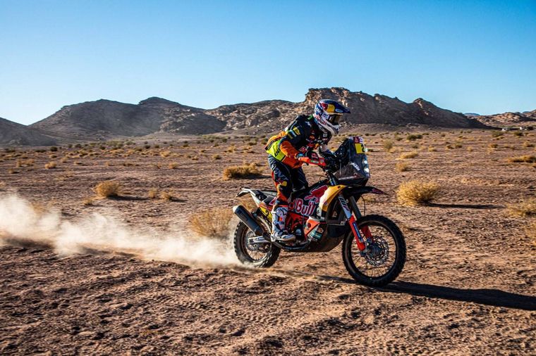 FOTO: El desierto Jabal Af Shifa es el marco de acción para Luciano Benavides y su KTM 450 