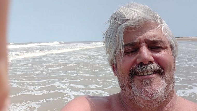 Orlando Morales recorrió las dunas de Villa Gesell.