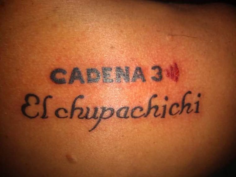 El Chupachichi se tatuó el logo de Cadena 3