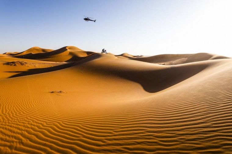 FOTO: Franco Caimi con su Yamaha en la cresta de una duna