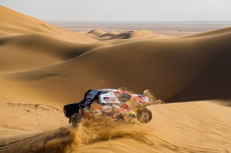 FOTO: Peterhansel envuelto en su propia arena en las dunas de la Etapa 7
