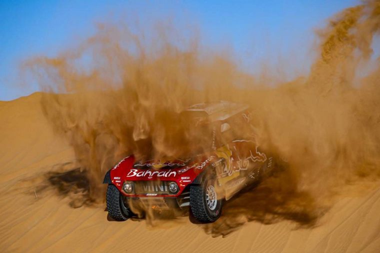FOTO: Sainz baja a fondo de una duna camino a Wadi Aldawasir