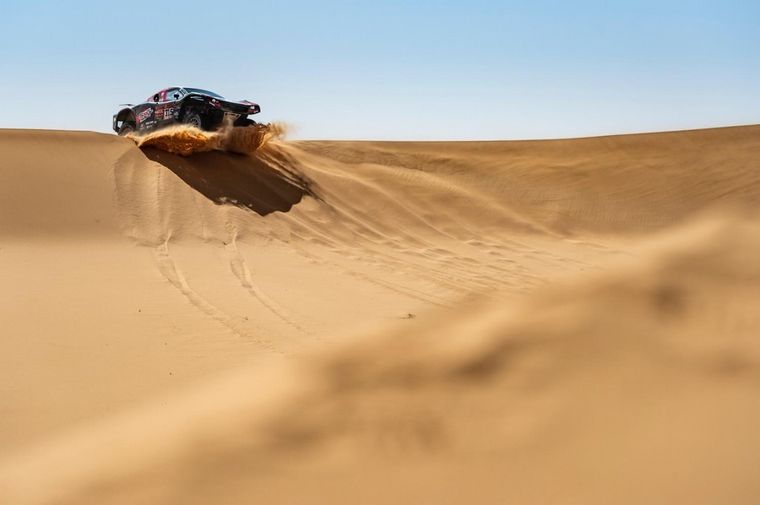 FOTO: El asturiano tiene un control sublime de la Hilux y las dunas parecen ser lo suyo