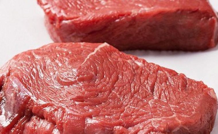 FOTO: No se deben manipular carnes crudas y verduras con los mismos cubiertos y tablas. 