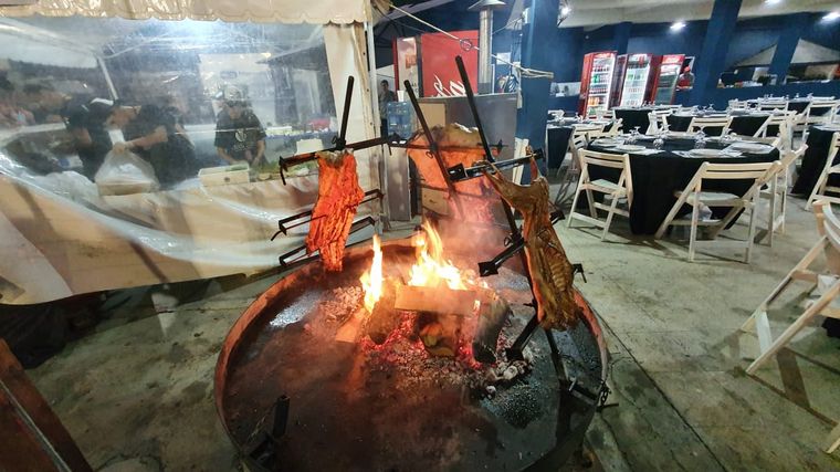 Multitud de gente en la cuarta noche de color y coraje.