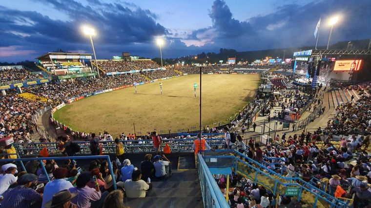 Multitud de gente en la cuarta noche de color y coraje.