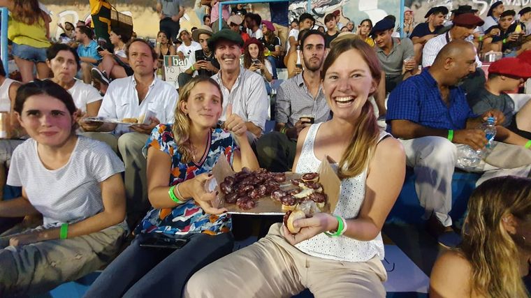 Multitud de gente en la cuarta noche de color y coraje.