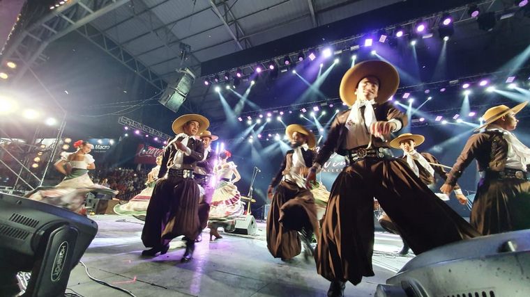 El Ballet Arte en Movimiento y su despliegue en el escenario Martín Fierro.