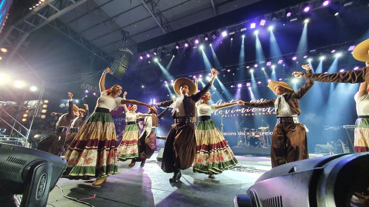El Ballet Arte en Movimiento y su despliegue en el escenario Martín Fierro.
