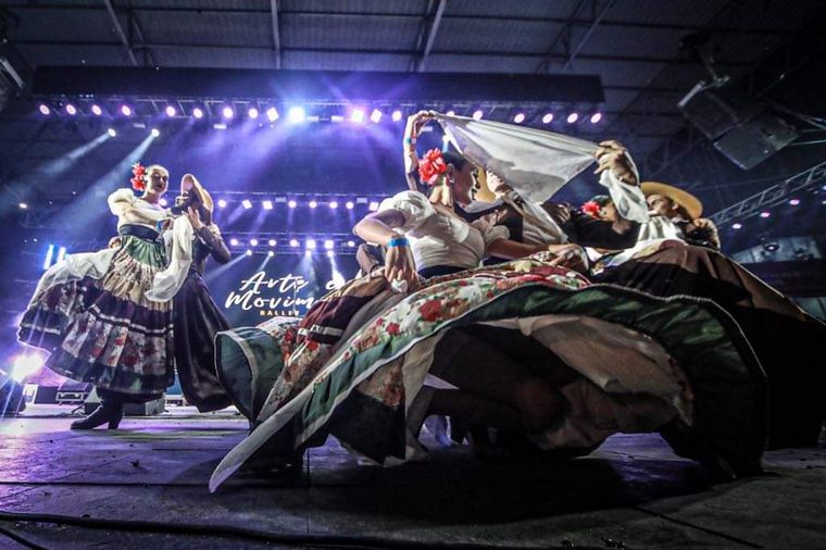 Las luces coronaron la cuarta noche de color y coraje.