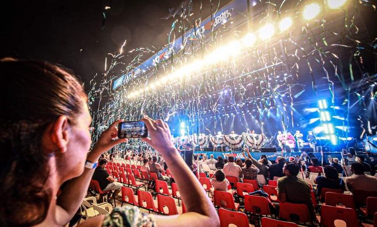 Las luces coronaron la cuarta noche de color y coraje.