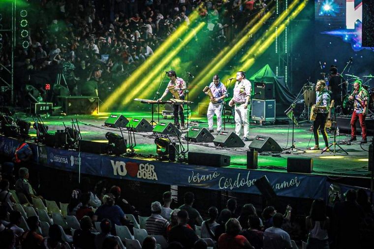 Kepianco sorprendió con una performance espectacular de carnaval por sus 10 años.
