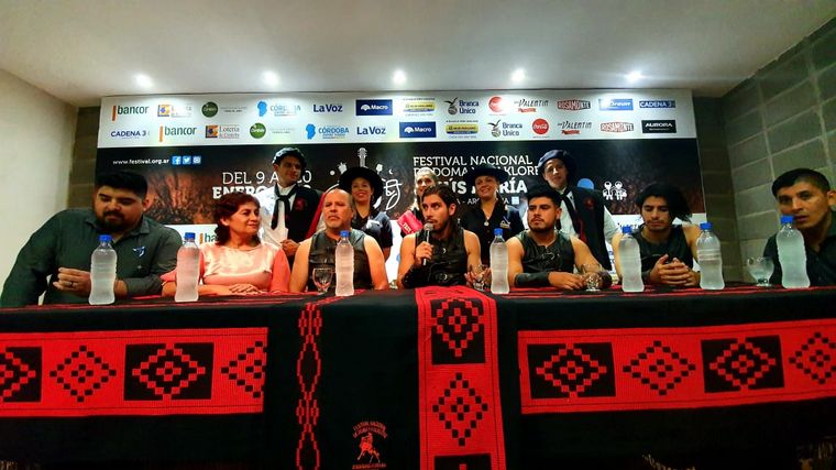 Los Umbides en una conferencia previa a su show.