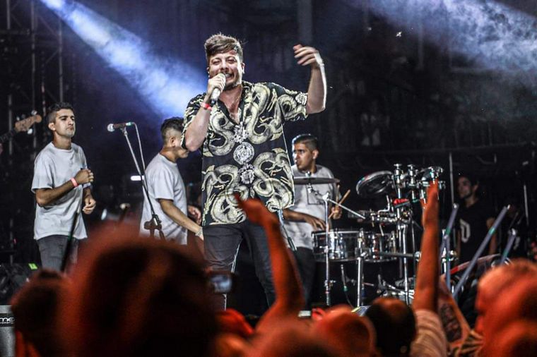 Damián Córdoba hizo bailar al ritmo del cuarteto en el cierre de la quinta noche.