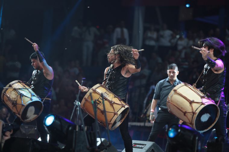 FOTO: Los Umbides energizaron al público al son de los tambores.