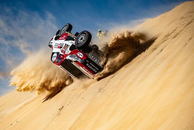 FOTO: Alonso evalúa los daños luego de su revolcón en las dunas