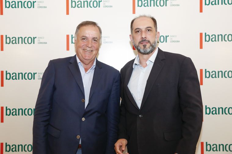 Daniel Tillard (Bancor) y Guillermo Acosta (Municipalidad de Córdoba) firman acuerdo.