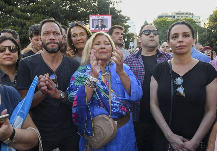 Elisa Carrió y otros dirigentes opositores en el acto por Nisman.