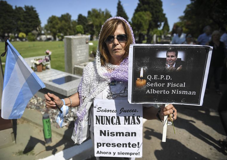 FOTO: Ceremonia privada en el cementerio de La Tablada