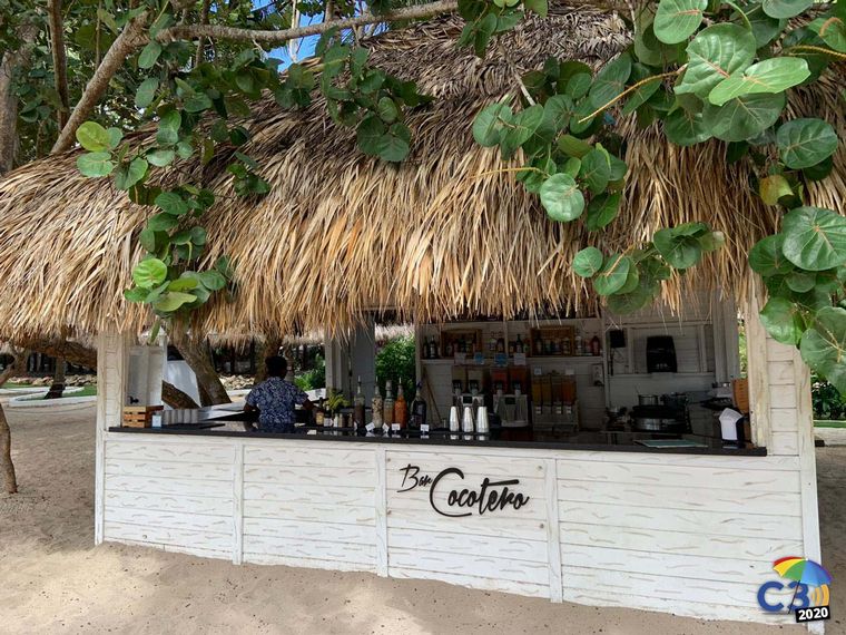 Bar Cocotero tragos y crepes a orillas del Mar Caribe Operativo
