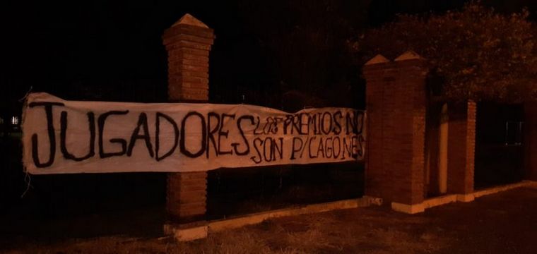 La barrabrava de Colón, presente en el entrenamiento