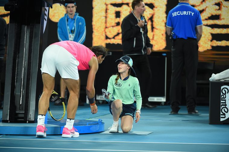 El tierno geste de Rafa Nadal con una alcanza pelotas.