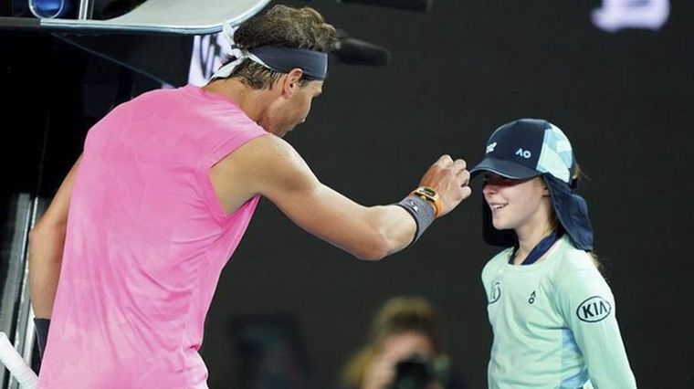 El tierno geste de Rafa Nadal con una alcanza pelotas.