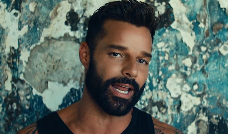 En el videoclip Tiburones aparece una mujer con un pañuelo verde.