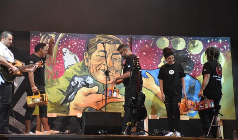 AUDIO: Pintaron un mural sobre el escenario de Cosquín (Por Yeny Ortega Benavides).