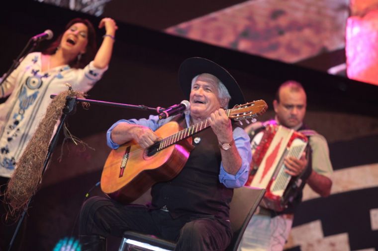 FOTO: Álvaro Labarthe, ganador del Pre Cosquín 2019, encantó con sus solos de guitarra.