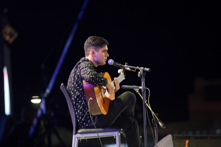 FOTO: Álvaro Labarthe, ganador del Pre Cosquín 2019, encantó con sus solos de guitarra.