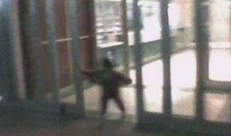 Encontraron pisadas de un niño y dicen que hay un fantasma en el shopping.