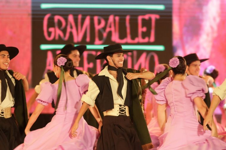 FOTO: El Gran Ballet Argentino abrió la noche en Cosquín