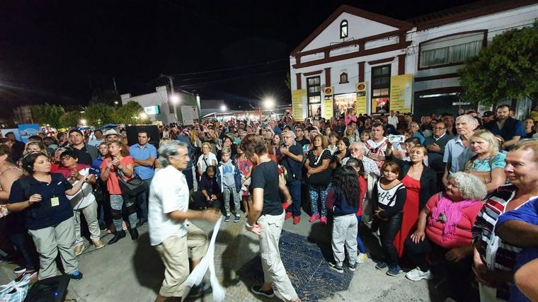 FOTO: La peña El Corralito, en la sexta noche de Cosquín. 