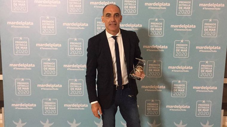 Mauricio Dayub posa con uno de sus premios.