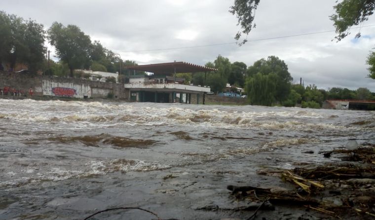 Por la tormenta crecieron los ríos serranos