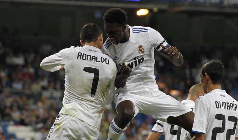 Adebayor celebra un gol con Cristiano Ronaldo, durante su paso por el Real Madrid.