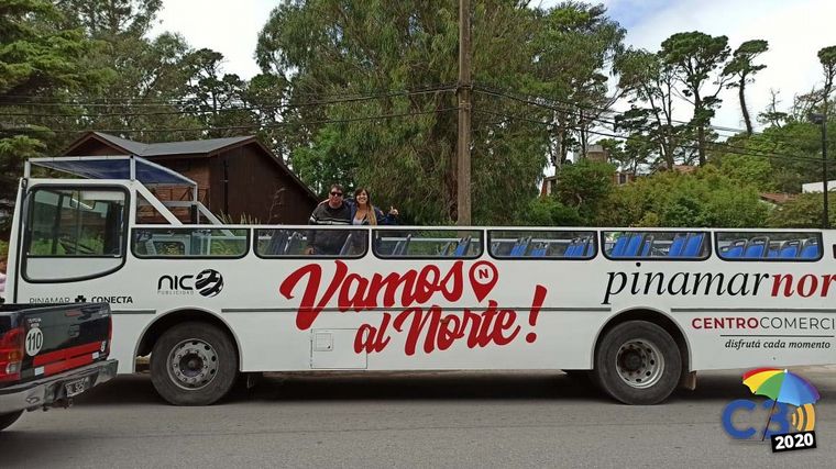 FOTO: City tour gratuito por Pinamar en un colectivo descapotable