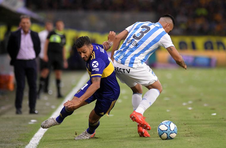 Toto Salvio de Boca, disputa un balón con Fabián Monzón de Atlético Tucumán