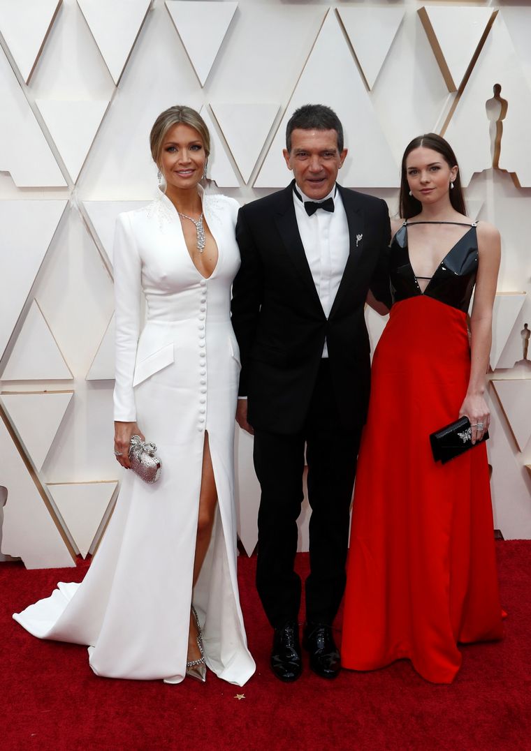 Antonio Banderas y familia en la alfombra roja de los Oscar 2020.