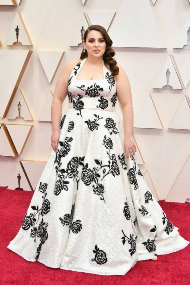 Beanie Feldstein  en la alfombra roja de los Oscar 2020.