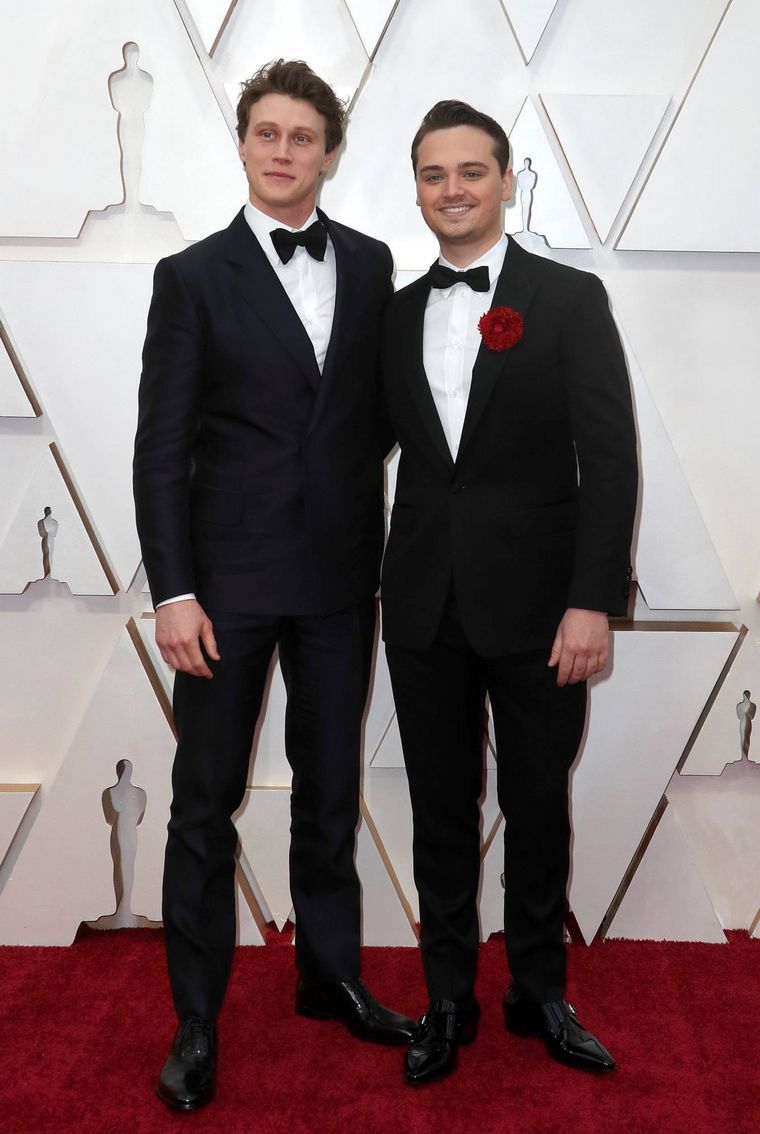 George Mackay y Dean-Charles Chapman en la alfombra roja de los Oscar 2020.
