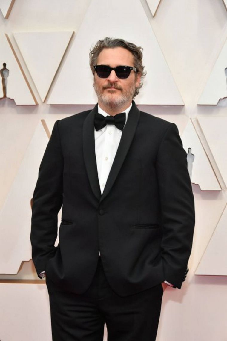 Joaquin Phoenix en la alfombra roja de los Oscar 2020.
