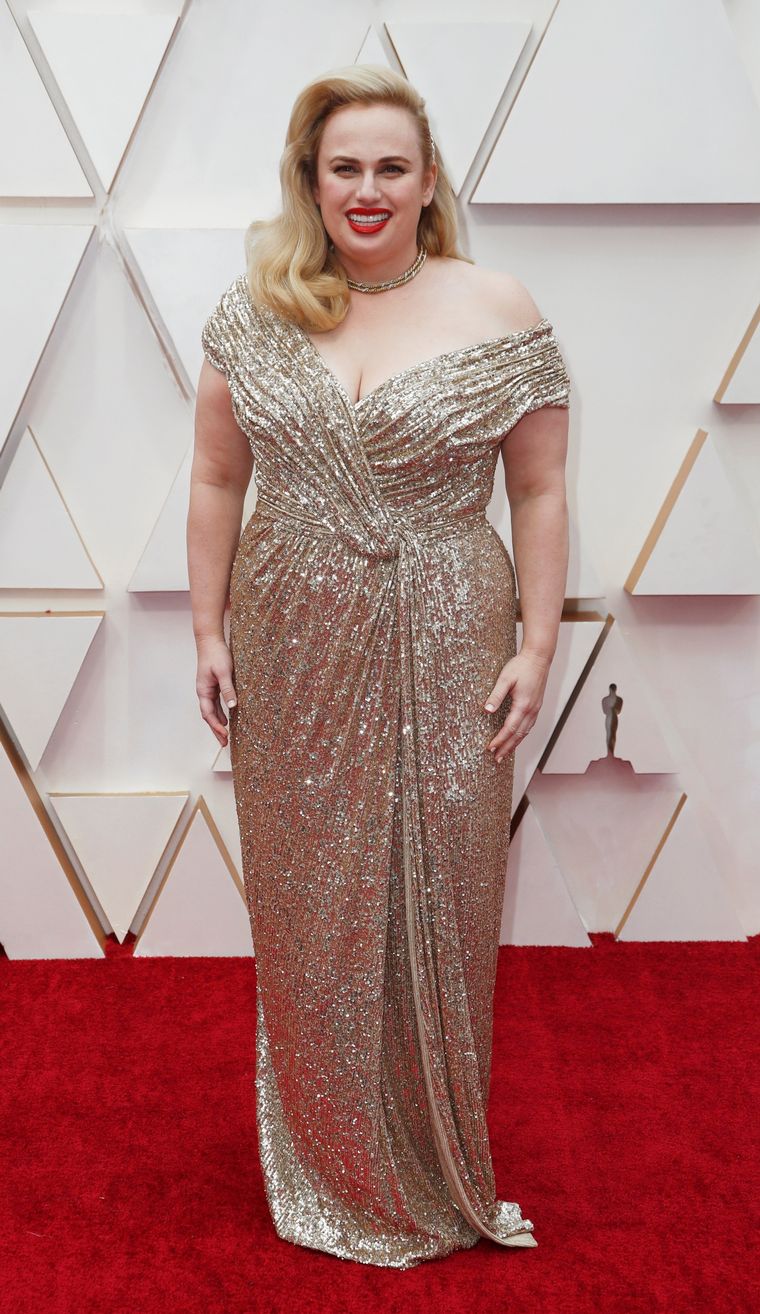Rebel Wilson en la alfombra roja de los Oscar 2020.