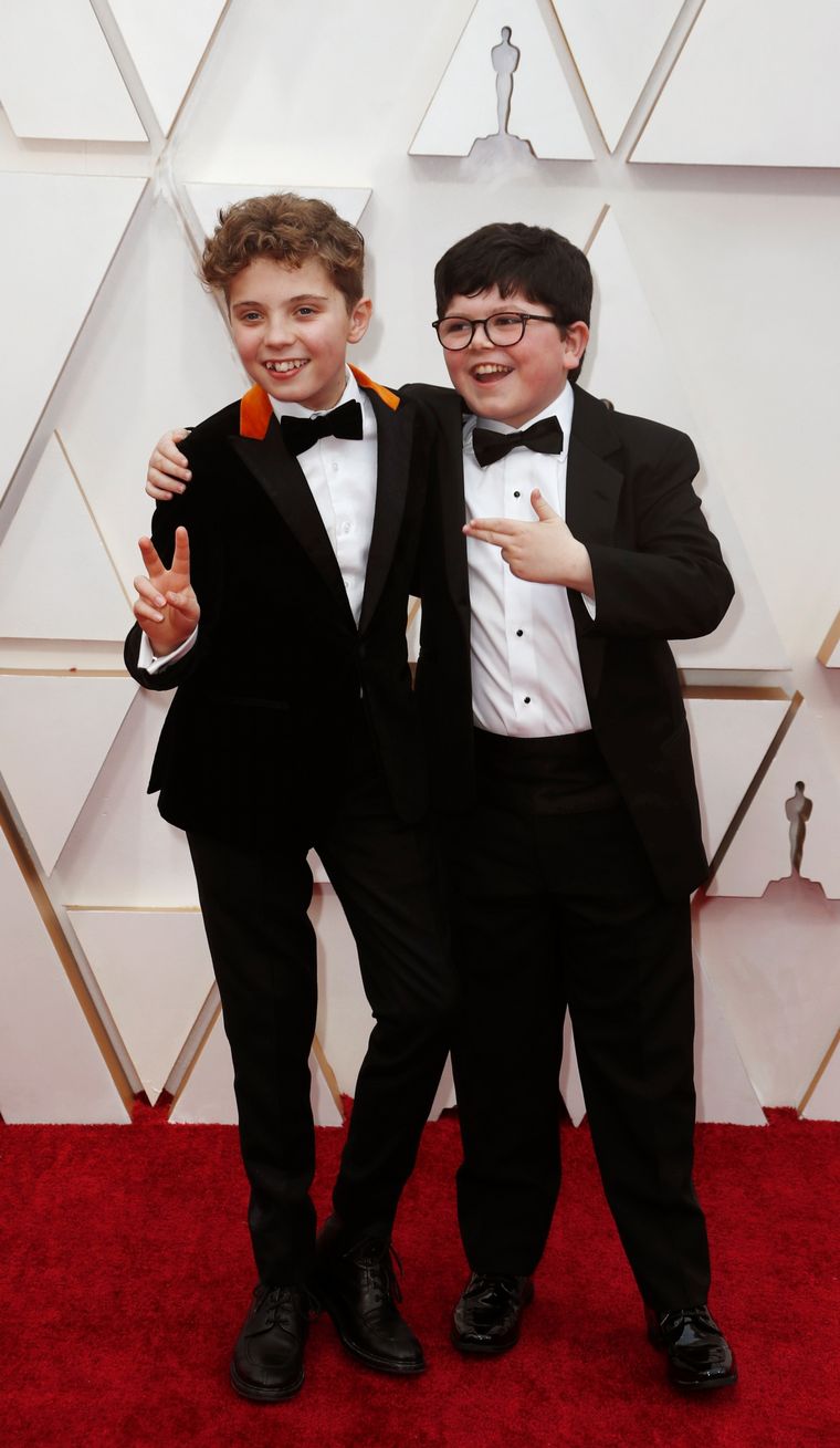 Roman Griffin Davis y Archie Yates en la alfombra roja de los Oscar 2020.