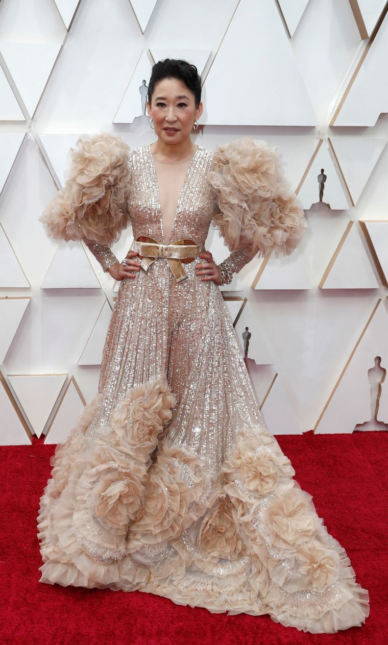 Sandra Oh  en la alfombra roja de los Oscar 2020.