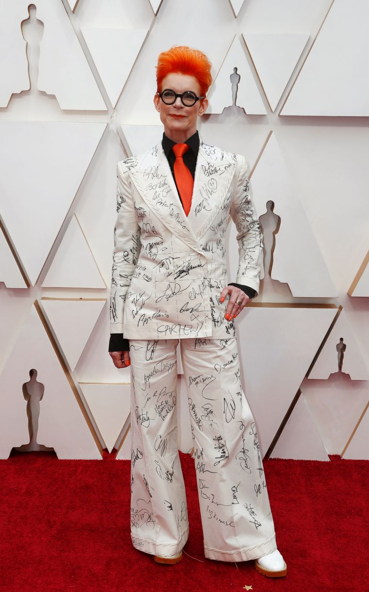 Sandy Powell  en la alfombra roja de los Oscar 2020.