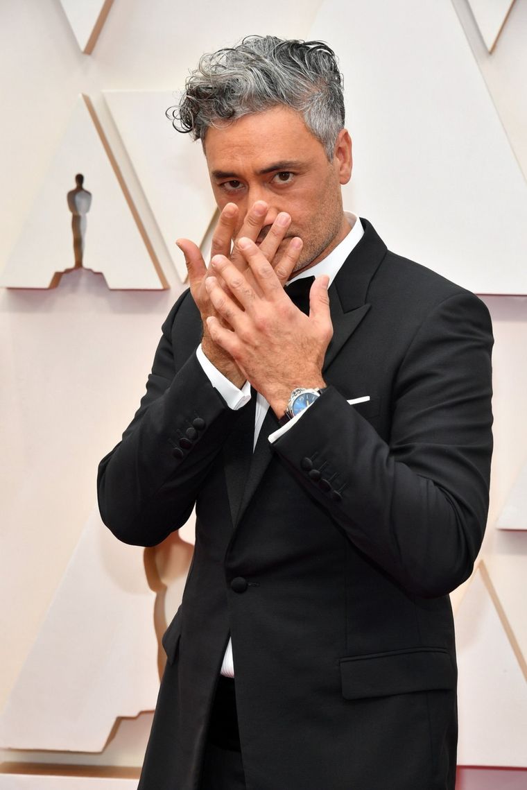 Taika Waititi  en la alfombra roja de los Oscar 2020.