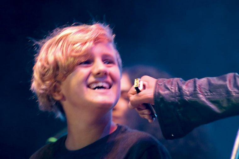 Alejandro Martínez, el hijo de Ciro, cantó en el Cosquín (Por Fm Córdoba).